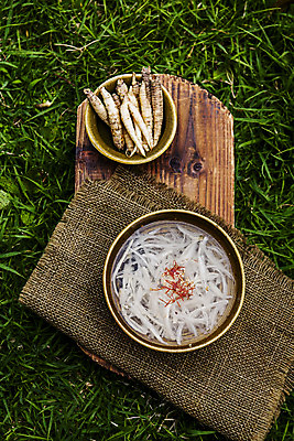 포토 JPG 그릇 잔디 사람없음 야외 여름 하이앵글 천 나무도마 냉국 더덕 제철 사찰음식 제철음식 국내포토 식물 식기 계절 음식 뷰포인트 불교 도마 목재 직물 국 파일형식