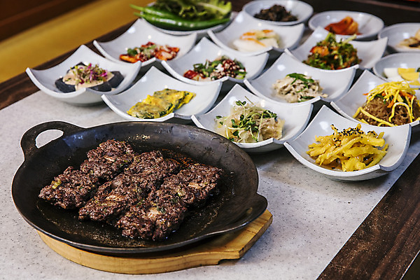 포토 JPG 한식 식탁 반찬 실내 사람없음 전라남도 나무탁자 담양 떡갈비 국내포토 음식 탁자 내부 전라도 파일형식