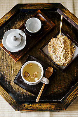 포토 JPG 서울 실내 사람없음 하이앵글 전통차 찻잔 찻주전자 다과 나무숟가락 나무탁자 다식 대추차 인절미 국내포토 뷰포인트 탁자 주전자 디저트 잔 떡 한국 내부 차_음료 숟가락 파일형식