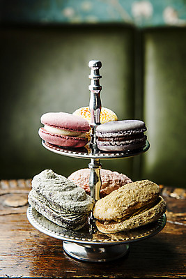 포토 JPG 접시 서울 쟁반 실내 사람없음 아웃포커스 마카롱 나무탁자 국내포토 식기 탁자 디저트 한국 촬영기법 내부 파일형식