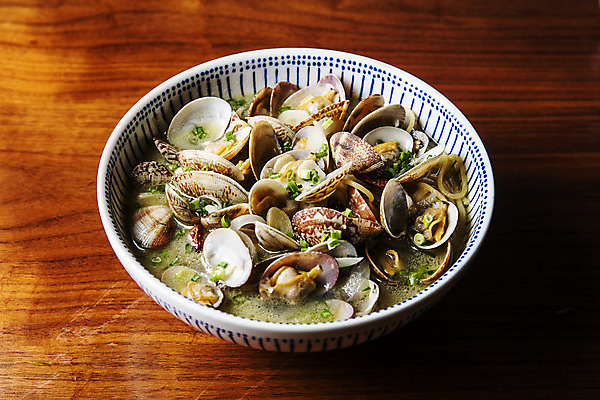 포토 JPG 그릇 조개 서울 실내 사람없음 나무탁자 봉골레파스타 국내포토 식기 탁자 어패류 한국 파스타 내부 파일형식