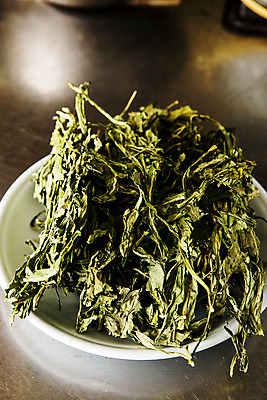 포토 JPG 접시 식재료 건조 실내 사람없음 아웃포커스 충청북도 제천 민들레나물 국내포토 식기 채소 촬영기법 내부 충청도 파일형식