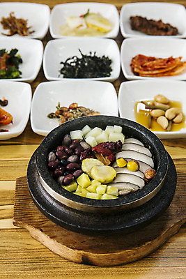 포토 JPG 한식 식탁 반찬 실내 사람없음 뚝배기 충청북도 나무탁자 영양밥 제천 국내포토 음식 탁자 밥 내부 충청도 파일형식