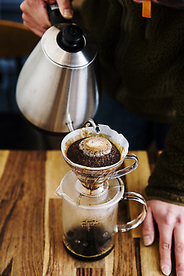 포토 JPG 손 커피 주전자 실내 들기 아웃포커스 신체부위 붓기 바리스타 충청북도 나무탁자 제천 핸드드립 국내포토 직업 음료 모션 탁자 주방용품 촬영기법 사람 내부 충청도 커피용품 파일형식