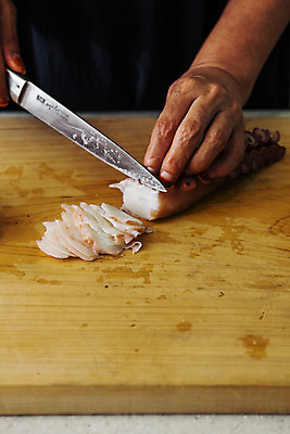 포토 JPG 손 실내 신체부위 잡기 자르기 경상북도 문어 식칼 나무도마 자연산 포항 문어숙회 국내포토 모션 자연 주방용품 연체동물 도마 사람 내부 목재 수중동물 경상도 숙회 파일형식