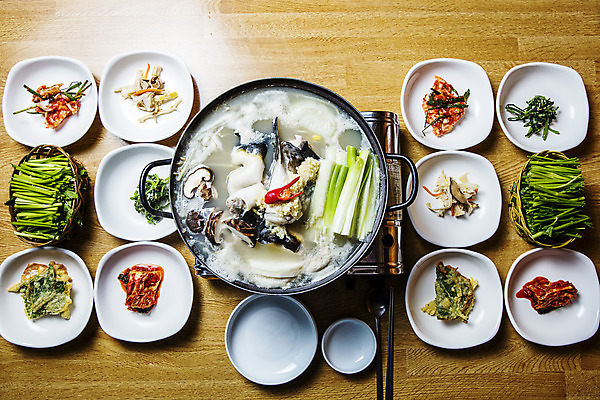 포토 JPG 접시 반찬 실내 사람없음 하이앵글 냄비 상차림 전라남도 나무탁자 복어탕 국내포토 식기 음식 뷰포인트 탁자 내부 솥 전라도 탕 파일형식