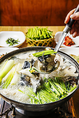 포토 JPG 손 반찬 실내 들기 아웃포커스 신체부위 복어 냄비 상차림 전라남도 국자 부추 복어탕 국내포토 음식 채소 모션 주방용품 촬영기법 어류 사람 내부 솥 전라도 탕 파일형식