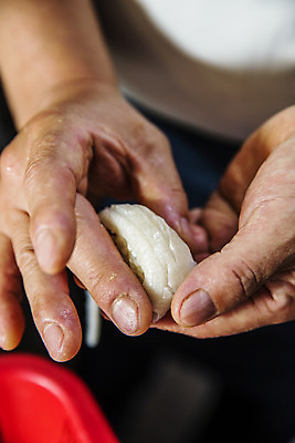 포토 JPG 손 실내 들기 근접촬영 신체부위 전라남도 요리중 광어초밥 일본음식 곡성 국내포토 음식 뷰포인트 모션 사람 내부 초밥 전라도 파일형식