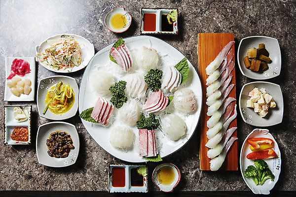 포토 JPG 접시 반찬 실내 사람없음 하이앵글 전라남도 고추냉이 간장 광어초밥 나무도마 참치회 초고추장 일본음식 광어회 곡성 국내포토 식기 음식 뷰포인트 도마 내부 목재 초밥 생선회 양념 전라도 파일형식