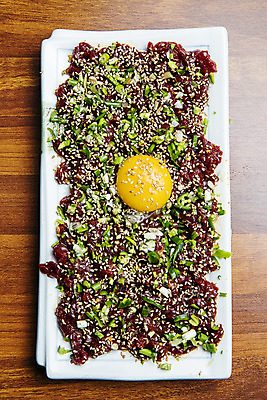 포토 JPG 접시 실내 사람없음 하이앵글 소고기 전라남도 노른자 해남 육회 나무탁자 국내포토 식기 뷰포인트 탁자 생고기 육류 내부 계란 전라도 파일형식