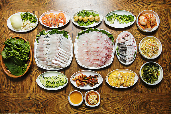 포토 JPG 접시 반찬 실내 사람없음 하이앵글 상차림 전라남도 나무탁자 목포 쌈채소 일본음식 민어회 국내포토 식기 음식 뷰포인트 채소 탁자 내부 회 전라도 파일형식