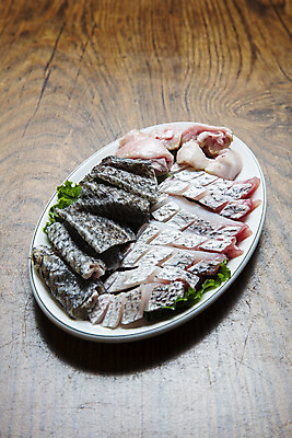 포토 JPG 접시 실내 사람없음 껍질 전라남도 나무탁자 목포 민어 민어회 국내포토 식기 탁자 어류 내부 회 전라도 파일형식