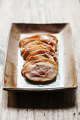 포토 JPG 접시 실내 사람없음 전라남도 오리고기 나무탁자 나주 국내포토 식기 탁자 오리 육류 내부 전라도 파일형식