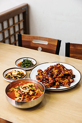 포토 JPG 접시 의자 식탁 탁자 반찬 실내 사람없음 식당 국수 대전 매운족발 오징어요리 국내포토 식기 음식 가구 한국 내부 상점 면류 족발 파일형식