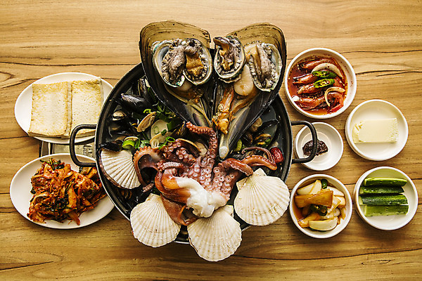 포토 JPG 접시 반찬 실내 요리 사람없음 하이앵글 냄비 해산물 강원도 문어 보양식 가리비 해물탕 나무탁자 키조개 동해시 국내포토 식기 음식 뷰포인트 탁자 조개 연체동물 한국 내부 수중동물 솥 몸보신 파일형식