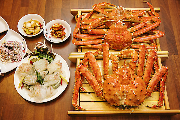 포토 JPG 접시 반찬 실내 사람없음 하이앵글 강원도 킹크랩 대게 나무탁자 광어회 동해시 국내포토 식기 음식 뷰포인트 탁자 한국 내부 생선회 게 파일형식