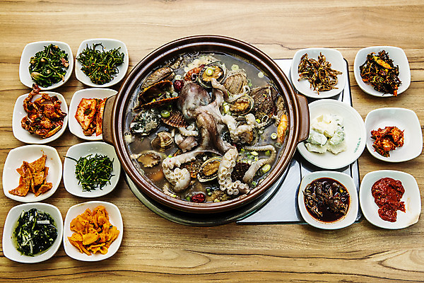 포토 JPG 접시 실내 사람없음 하이앵글 냄비 전라남도 해산물 보양식 낙지 나무탁자 신안 해신탕 국내포토 식기 음식 뷰포인트 탁자 연체동물 내부 수중동물 솥 전라도 탕 몸보신 파일형식
