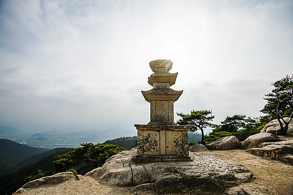 포토 JPG 주간 구름 불교 하늘 산 풍경 사람없음 야외 경주 소나무 석탑 경상북도 국내포토 자연요소 나무 종교 탑 경상도 파일형식