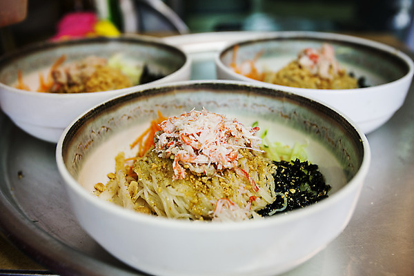 포토 JPG 그릇 쟁반 실내 요리 사람없음 아웃포커스 경상북도 국수 대게요리 울진 국내포토 식기 음식 촬영기법 내부 면류 경상도 파일형식