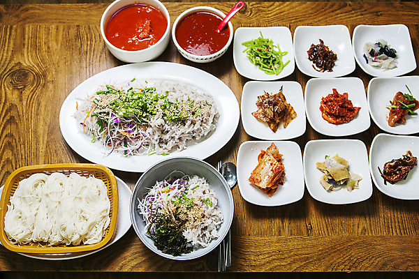 포토 JPG 반찬 수저 실내 요리 사람없음 하이앵글 경상북도 가자미 울진 초고추장 회국수 국내포토 식기 음식 뷰포인트 어류 내부 양념 경상도 국수 파일형식 북한음식