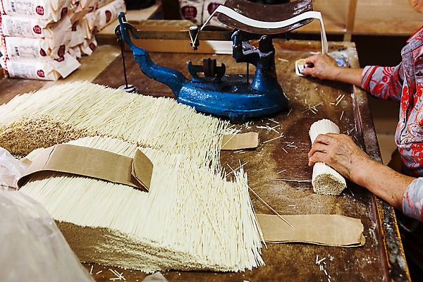 포토 JPG 손 실내 저울 신체부위 면 자르기 경상북도 국수 밀가루 포항 국내포토 음식 모션 사람 내부 면류 가루 경상도 파일형식