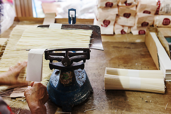 포토 JPG 손 실내 저울 신체부위 면 경상북도 국수 포항 국내포토 음식 사람 내부 면류 경상도 파일형식