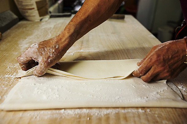 포토 JPG 손 실내 신체부위 잡기 면 경상북도 반죽 밀가루 칼국수 나무도마 포항 국내포토 한식 모션 도마 사람 내부 목재 가루 경상도 국수 파일형식