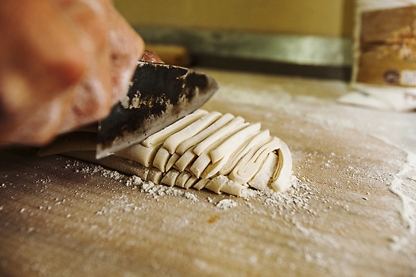 포토 JPG 손 실내 신체부위 잡기 면 소프트포커스 자르기 경상북도 반죽 밀가루 식칼 칼국수 나무도마 포항 국내포토 한식 모션 주방용품 도마 촬영기법 사람 내부 목재 가루 경상도 국수 파일형식