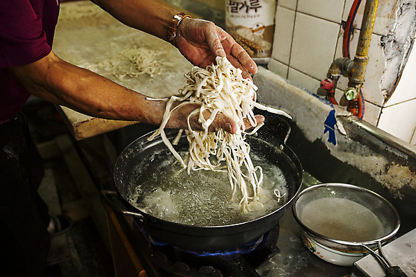 포토 JPG 손 실내 들기 신체부위 주방 면 채망 냄비 경상북도 밀가루 칼국수 포항 국내포토 한식 모션 주방용품 사람 내부 솥 가루 경상도 국수 파일형식