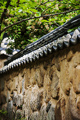 포토 JPG 주간 돌담 풍경 사람없음 야외 경상북도 영천 기와담장 국내포토 자연요소 기와 담장 돌_바위 경상도 파일형식