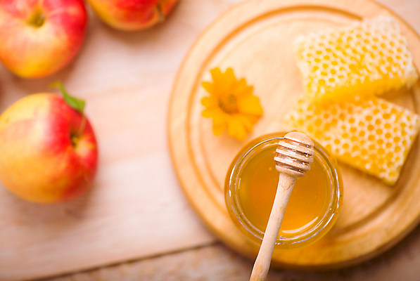 포토 JPG 해외이미지 꽃 실내 사람없음 하이앵글 달콤 꿀 벌집 꿀단지 나무받침 벌꿀 허니디퍼 해외포토 식물 뷰포인트 내부 목재 도구 맛 받침대 파일형식