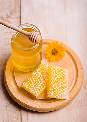 포토 JPG 해외이미지 꽃 실내 사람없음 달콤 꿀 벌집 나무받침 벌꿀 허니디퍼 나무배경 해외포토 식물 백그라운드 내부 목재 도구 맛 받침대 파일형식