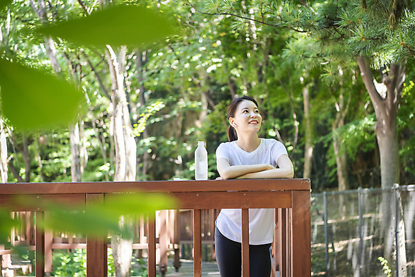 포토 JPG 주간 나무 라이프스타일 여자 여유 난간 휴식 산 한명 미소 상반신 20대 성인 야외 앞모습 건강관리 기댐 한국인 올려보기 소프트포커스 물병 산행 성인여자한명만 국내포토 자연요소 식물 1 감정 뷰포인트 컨셉 모션 촬영기법 표정 건강 관리 사람 동양인 청년 생활 등산 물통 여자한명만 성인여자만 파일형식