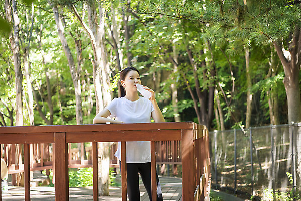 포토 JPG 주간 나무 라이프스타일 여자 여유 난간 휴식 산 한명 상반신 20대 성인 야외 앞모습 건강관리 한국인 물병 산행 물마시기 성인여자한명만 국내포토 자연요소 식물 1 감정 뷰포인트 컨셉 건강 관리 사람 동양인 청년 생활 등산 마시기 물통 여자한명만 성인여자만 파일형식