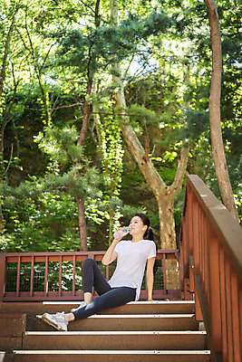 포토 JPG 주간 전신 라이프스타일 여자 여유 휴식 산 한명 들기 앉기 20대 성인 야외 앞모습 건강관리 한국인 물병 산행 나무계단 물마시기 성인여자한명만 국내포토 자연요소 1 감정 뷰포인트 컨셉 모션 건강 관리 사람 동양인 청년 생활 계단 등산 마시기 물통 여자한명만 성인여자만 파일형식