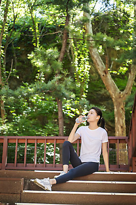 포토 JPG 주간 전신 라이프스타일 여자 여유 휴식 산 한명 들기 앉기 20대 성인 야외 앞모습 건강관리 한국인 물병 산행 나무계단 물마시기 성인여자한명만 국내포토 자연요소 1 감정 뷰포인트 컨셉 모션 건강 관리 사람 동양인 청년 생활 계단 등산 마시기 물통 여자한명만 성인여자만 파일형식