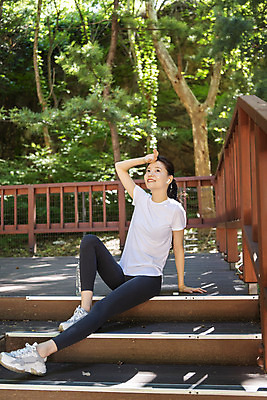 포토 JPG 주간 전신 라이프스타일 여자 여유 휴식 산 한명 미소 앉기 20대 성인 야외 앞모습 건강관리 한국인 물병 땀 산행 닦기 나무계단 성인여자한명만 국내포토 자연요소 1 감정 뷰포인트 컨셉 모션 표정 건강 관리 사람 동양인 청년 생활 계단 등산 물통 여자한명만 성인여자만 파일형식