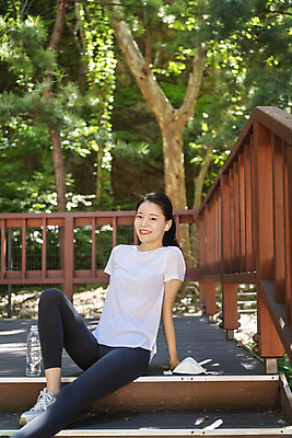 포토 JPG 주간 전신 라이프스타일 응시 여자 여유 휴식 산 한명 미소 앉기 20대 성인 야외 앞모습 건강관리 한국인 물병 산행 나무계단 성인여자한명만 국내포토 자연요소 1 시선 감정 뷰포인트 컨셉 모션 표정 건강 관리 사람 동양인 청년 생활 계단 등산 물통 여자한명만 성인여자만 파일형식
