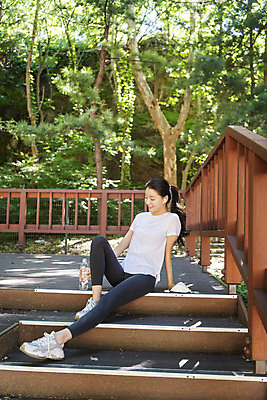 포토 JPG 주간 전신 라이프스타일 여자 여유 휴식 산 한명 미소 앉기 20대 성인 야외 앞모습 건강관리 한국인 물병 산행 나무계단 성인여자한명만 국내포토 자연요소 1 감정 뷰포인트 컨셉 모션 표정 건강 관리 사람 동양인 청년 생활 계단 등산 물통 여자한명만 성인여자만 파일형식