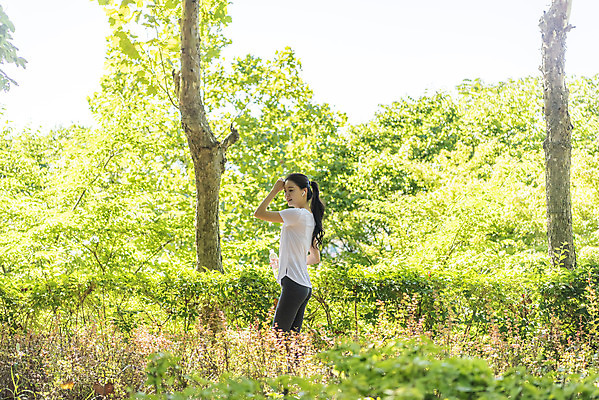 포토 JPG 주간 라이프스타일 여자 여유 산 한명 상반신 20대 성인 야외 옆모습 걷기 건강관리 산책로 한국인 숲속 산행 성인여자한명만 국내포토 자연요소 1 감정 길 뷰포인트 모션 건강 관리 사람 동양인 청년 생활 등산 숲 여자한명만 성인여자만 파일형식