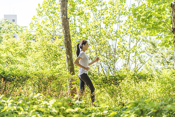 포토 JPG 주간 라이프스타일 여자 여유 산 한명 상반신 20대 성인 야외 옆모습 걷기 건강관리 산책로 한국인 숲속 산행 성인여자한명만 국내포토 자연요소 1 감정 길 뷰포인트 모션 건강 관리 사람 동양인 청년 생활 등산 숲 여자한명만 성인여자만 파일형식