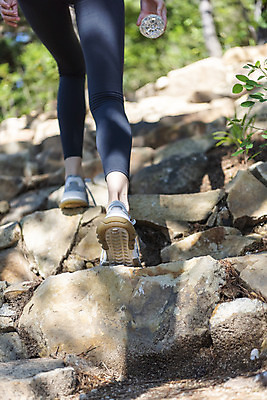 포토 JPG 주간 라이프스타일 여자 여유 로우앵글 산 한명 들기 20대 성인 야외 뒷모습 아웃포커스 건강관리 등산 한국인 하반신 물병 오르기 산행 돌계단 성인여자한명만 국내포토 자연요소 1 감정 뷰포인트 모션 촬영기법 건강 관리 사람 동양인 청년 생활 계단 트래킹 돌_바위 물통 여자한명만 성인여자만 파일형식