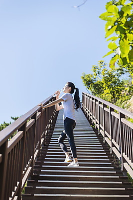 포토 JPG 주간 전신 라이프스타일 여자 여유 로우앵글 하늘 산 한명 들기 20대 성인 야외 옆모습 건강관리 등산 한국인 물병 산행 나무계단 물마시기 성인여자한명만 국내포토 자연요소 1 감정 뷰포인트 모션 건강 관리 사람 동양인 청년 생활 계단 트래킹 마시기 물통 여자한명만 성인여자만 파일형식