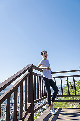 포토 JPG 주간 전신 라이프스타일 응시 여자 여유 난간 하늘 휴식 산 한명 서기 20대 성인 야외 옆모습 건강관리 기댐 등산 한국인 산행 성인여자한명만 국내포토 자연요소 1 시선 감정 뷰포인트 컨셉 모션 건강 관리 사람 동양인 청년 생활 트래킹 여자한명만 성인여자만 파일형식