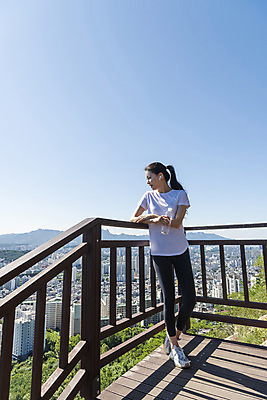 포토 JPG 주간 전신 라이프스타일 여자 여유 난간 하늘 휴식 산 한명 들기 20대 성인 야외 앞모습 건강관리 기댐 등산 한국인 뒤돌아보기 물병 산행 성인여자한명만 국내포토 자연요소 1 감정 뷰포인트 컨셉 모션 건강 관리 사람 동양인 청년 생활 트래킹 물통 여자한명만 성인여자만 파일형식