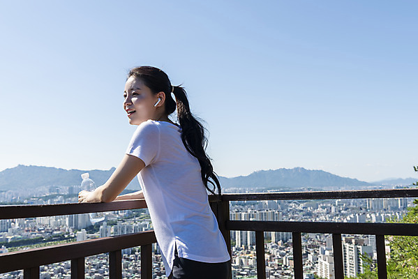 포토 JPG 주간 라이프스타일 여자 여유 난간 하늘 휴식 산 한명 미소 들기 상반신 20대 성인 야외 옆모습 건강관리 기댐 등산 한국인 도시 물병 산행 성인여자한명만 국내포토 자연요소 1 감정 뷰포인트 컨셉 모션 표정 건강 관리 사람 동양인 청년 생활 트래킹 물통 여자한명만 성인여자만 파일형식