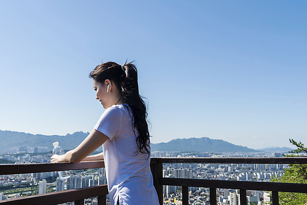 포토 JPG 주간 라이프스타일 여자 여유 난간 하늘 휴식 산 한명 들기 상반신 20대 성인 야외 옆모습 건강관리 기댐 등산 한국인 도시 물병 산행 성인여자한명만 국내포토 자연요소 1 감정 뷰포인트 컨셉 모션 건강 관리 사람 동양인 청년 생활 트래킹 물통 여자한명만 성인여자만 파일형식
