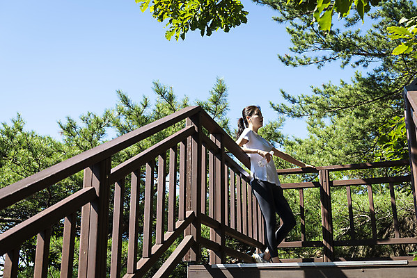 포토 JPG 주간 전신 라이프스타일 여자 여유 휴식 산 한명 서기 20대 성인 야외 옆모습 건강관리 기댐 등산 한국인 산행 나무계단 성인여자한명만 국내포토 자연요소 1 감정 뷰포인트 컨셉 모션 건강 관리 사람 동양인 청년 생활 계단 트래킹 여자한명만 성인여자만 파일형식