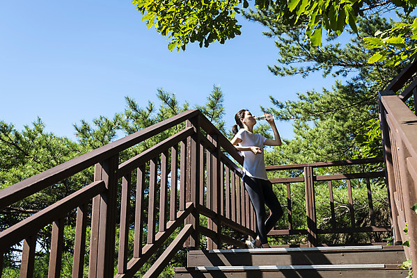 포토 JPG 주간 전신 라이프스타일 여자 여유 하늘 휴식 산 한명 들기 20대 성인 야외 옆모습 건강관리 기댐 등산 한국인 물병 산행 나무계단 물마시기 성인여자한명만 국내포토 자연요소 1 감정 뷰포인트 컨셉 모션 건강 관리 사람 동양인 청년 생활 계단 트래킹 마시기 물통 여자한명만 성인여자만 파일형식