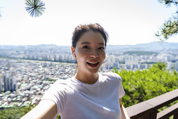 포토 JPG 주간 라이프스타일 응시 여자 여유 휴식 한명 미소 상반신 20대 성인 야외 앞모습 아웃포커스 건강관리 등산 한국인 도시 셀프카메라 산행 성인여자한명만 국내포토 자연요소 1 시선 감정 뷰포인트 컨셉 촬영기법 표정 건강 관리 사람 동양인 청년 생활 사진촬영 트래킹 여자한명만 성인여자만 파일형식